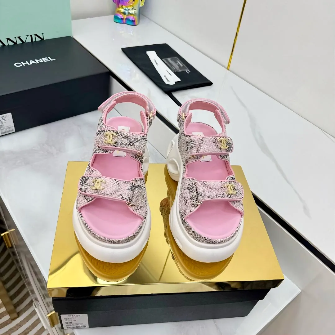 👟👟Ex-factory price 680👟👟 Top version... Chanel｜Chanel Xiaoxiang Velcro Beach Slippers Slippers Casual Beach Shoes 25ss Spring and Summer New Style! Beach shoes are a hit all over the internet! The latest model from the counter, I am still willing to buy it on my feet. It must be ranked among the most popular models. It is invincible in all seasons. Various bloggers and Internet celebrities can see the matching styles. Highly recommended. Pearlescent sheepskin upper, sheepskin lining, suede for feet. Original open-molded TPU outsole size: 35-40 (customized for 40 and 41). Full set of original packaging 👉 👉 👉 👉 👉